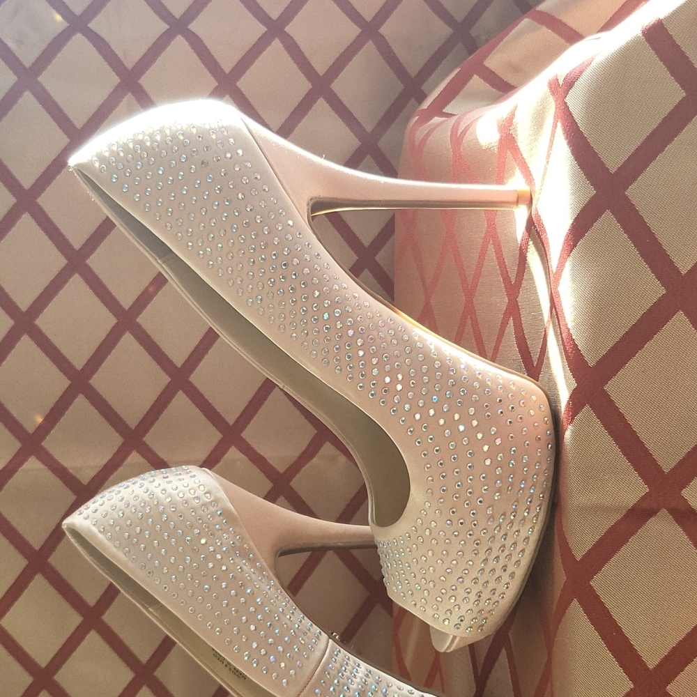 Jennifer Lopez Pumps - Picture 2 of 7